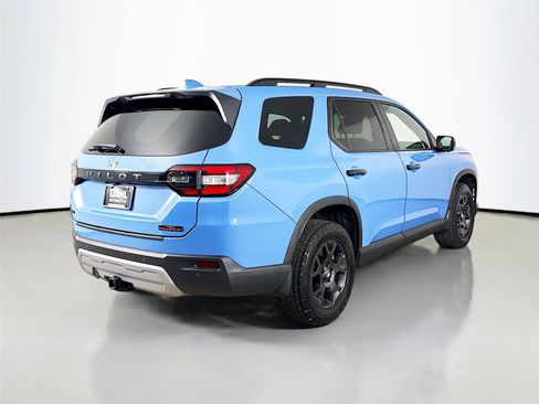 Used 2025 Honda Pilot TrailSport image 13