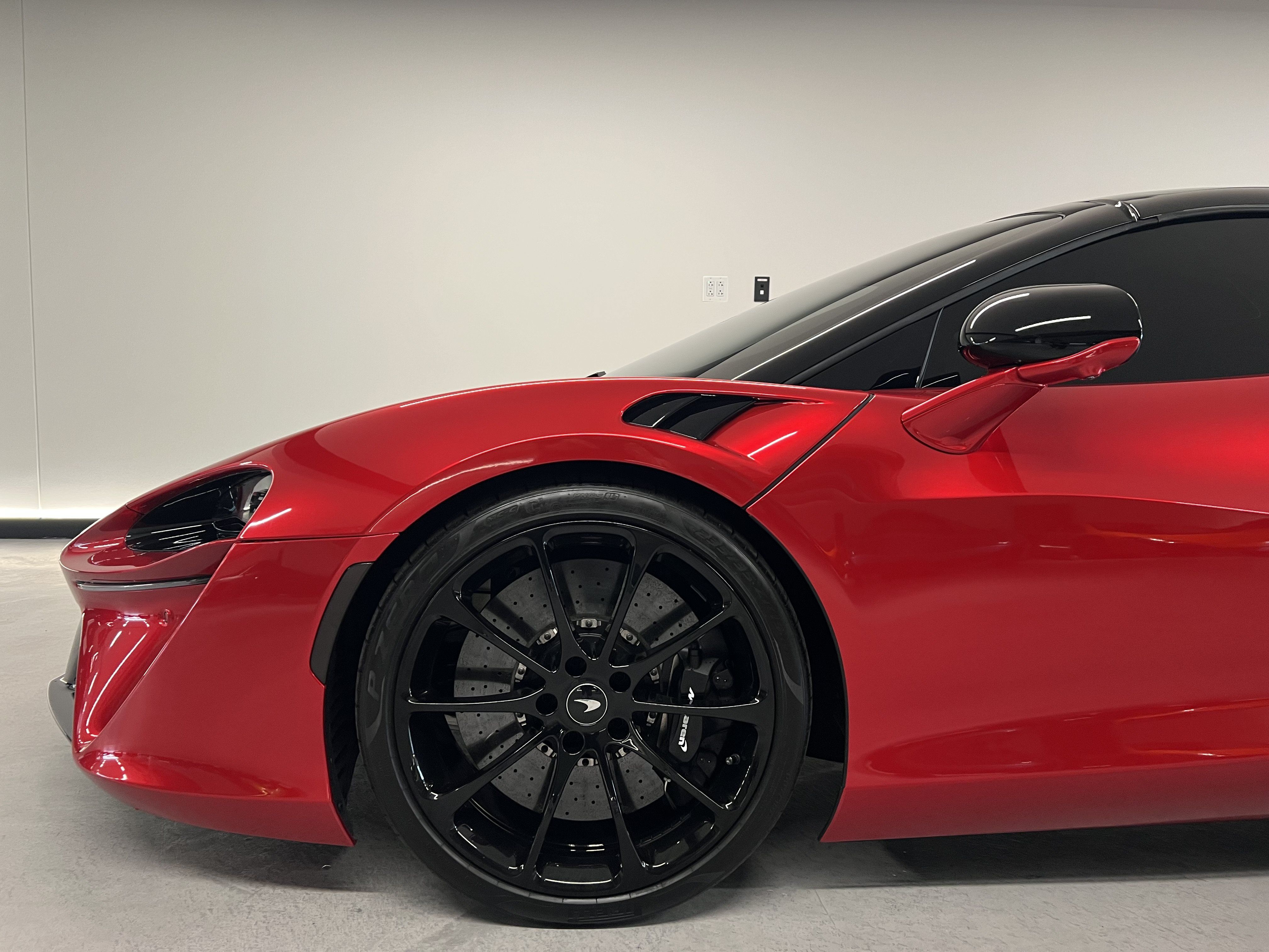 Used 2025 McLaren Artura Spider RWD image 34