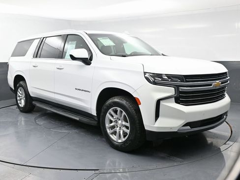 Used 2023 Chevrolet Suburban LT image 3