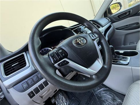 Used 2019 Toyota Highlander LE FWD image 12