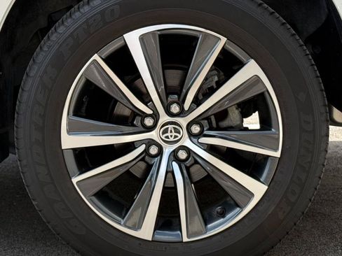 Used 2023 Toyota Venza LE AWD/4WD image 23