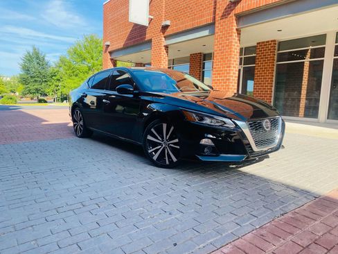 Used 2020 Nissan Altima 2.5 Platinum FWD image 1
