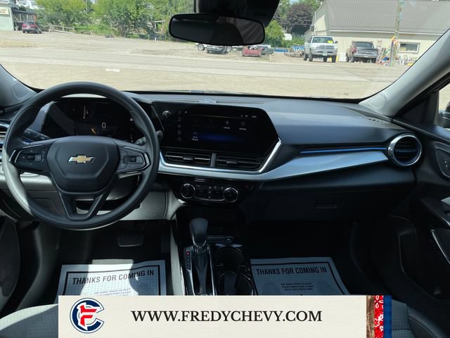 Used 2025 Chevrolet Trax LT FWD image 14