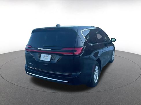Used 2025 Chrysler Pacifica Select image 12