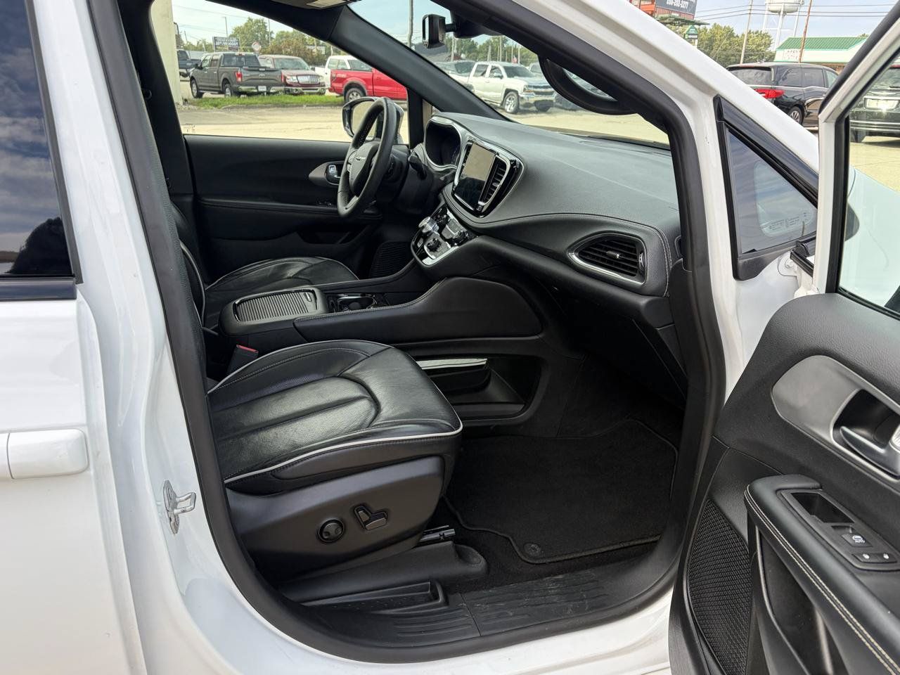 Used 2025 Chrysler Pacifica Limited FWD image 9