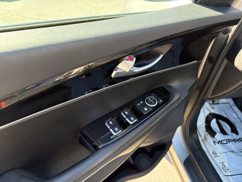 Used 2019 Kia Sorento LX w/ LX Convenience Package image 18