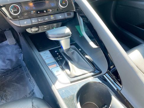 Used 2025 Hyundai Elantra Limited image 17