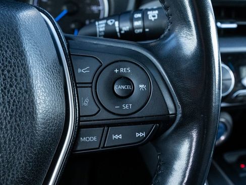 Used 2022 Toyota Venza LE image 19