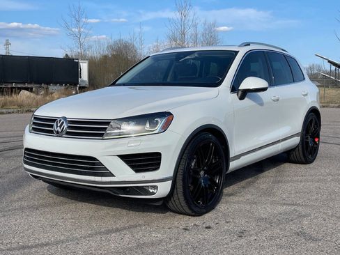 Used 2016 Volkswagen Touareg VR6 image 1