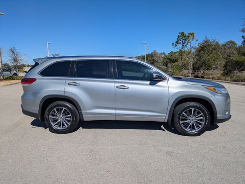 Used 2017 Toyota Highlander SE image 4