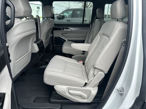 New 2026 Jeep Grand Wagoneer 4WD image 25