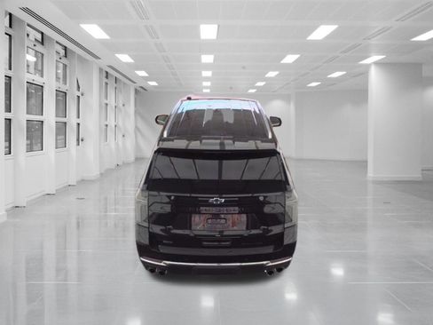 Used 2025 Chevrolet Suburban Premier RWD image 4