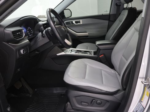 Used 2021 Ford Explorer XLT w/ Equipment Group 202A AWD/4WD image 8