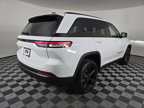 Used 2023 Jeep Grand Cherokee Altitude image 3