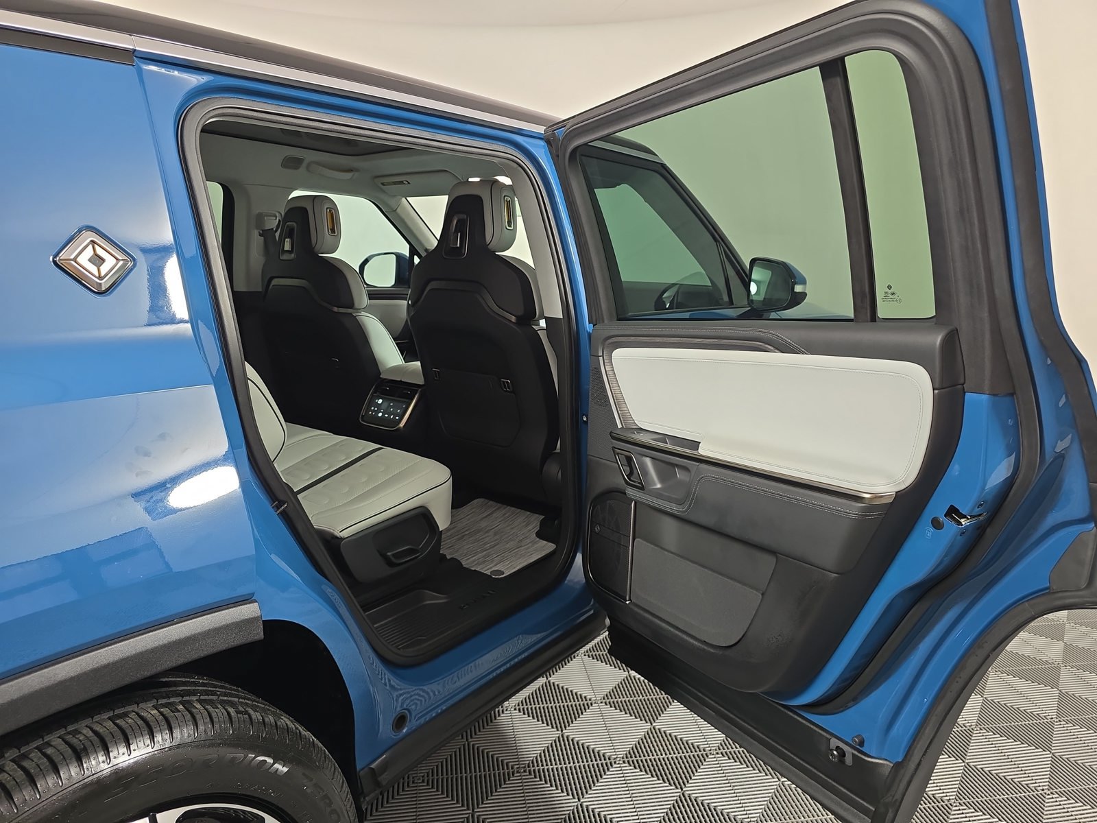 Used 2023 Rivian R1S Launch Edition Quad AWD/4WD image 19