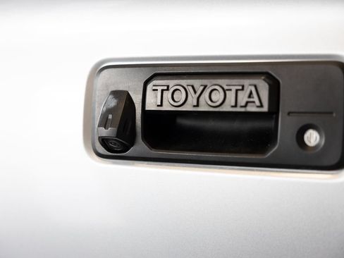 Used 2018 Toyota Tacoma SR w/ SR Convenience Package AWD/4WD image 7