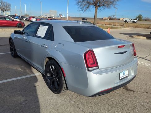 Used 2022 Chrysler 300 Touring w/ Sport Appearance Package image 7