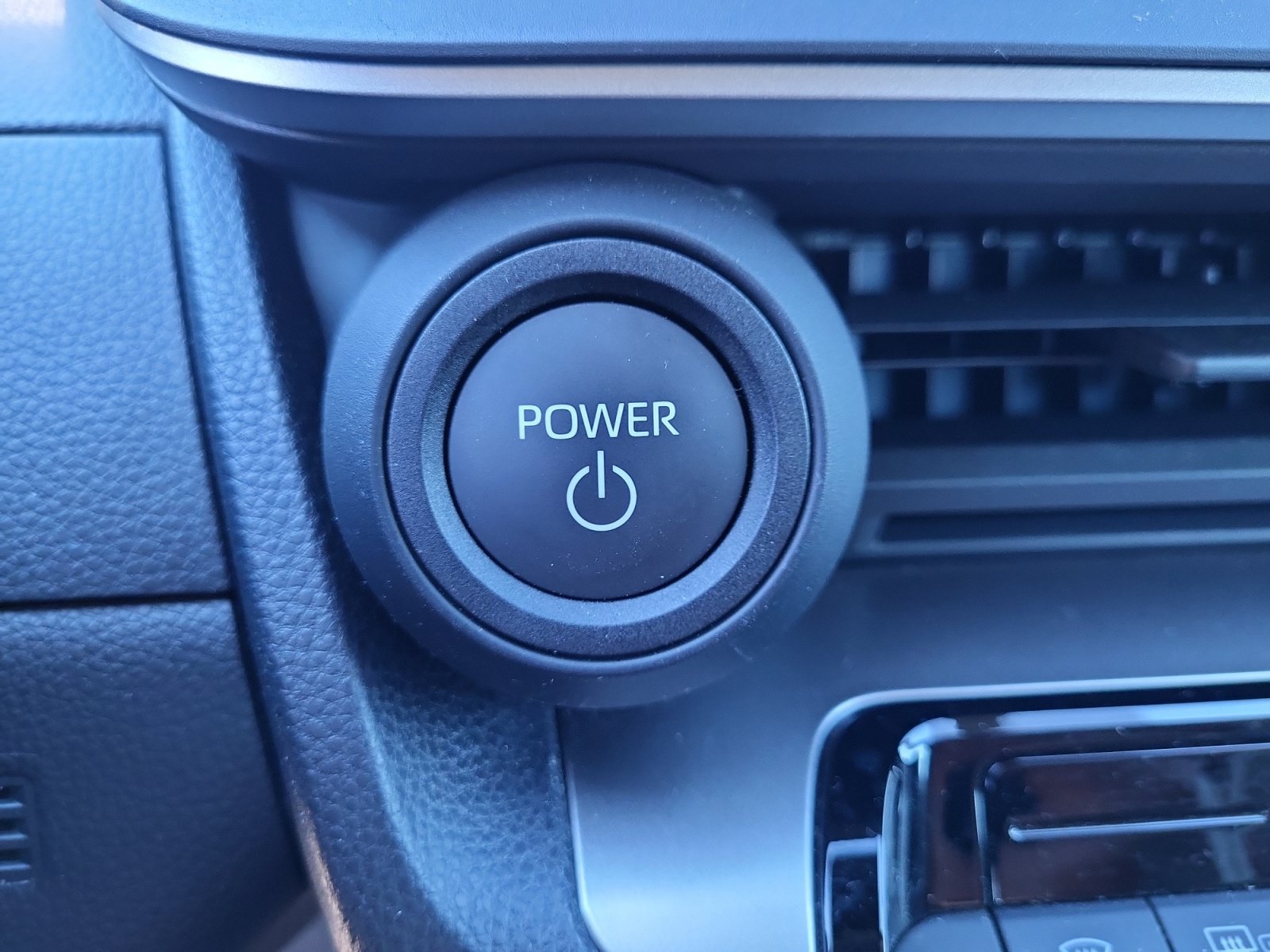 Used 2025 Toyota Prius LE FWD image 25