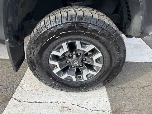 Used 2018 Toyota Tacoma TRD Off-Road image 12