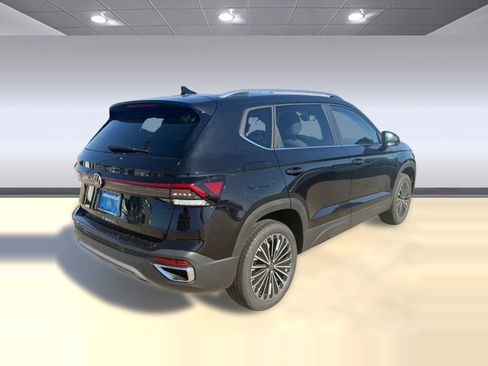 New 2026 Volkswagen Taos SE FWD image 8