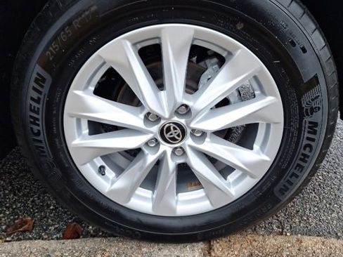 Used 2024 Toyota Corolla Cross LE image 21