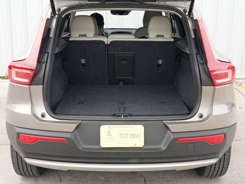 Used 2022 Volvo XC40 T5 Momentum w/ Premium Package image 9