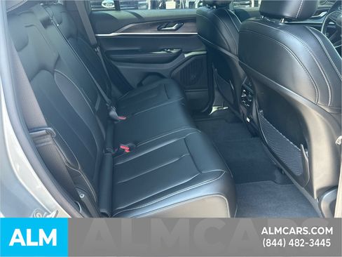 Used 2025 Jeep Grand Cherokee Limited w/ Black Appearance Package AWD/4WD image 17