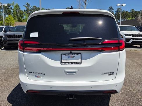 New 2026 Chrysler Pacifica Limited image 4