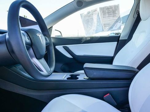 Used 2022 Tesla Model Y Long Range image 18