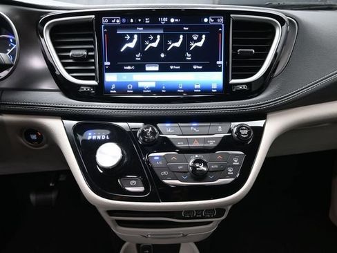 Used 2024 Chrysler Pacifica Limited FWD image 4