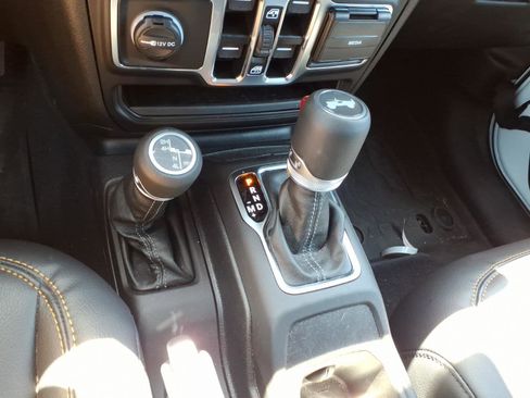 Used 2025 Jeep Wrangler Unlimited Sahara AWD/4WD image 22