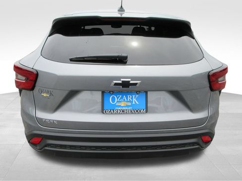 New 2026 Chevrolet Trax LS w/ LS Convenience Package FWD image 4