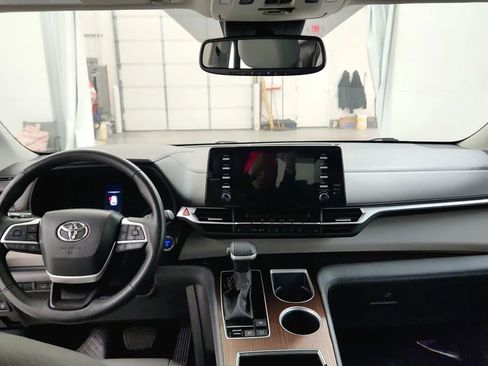 Used 2024 Toyota Sienna XLE image 33