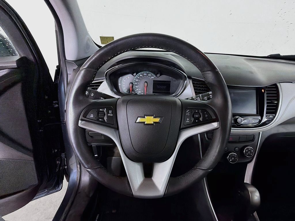Used 2022 Chevrolet Trax LT w/ Premium Seat Package AWD/4WD image 13