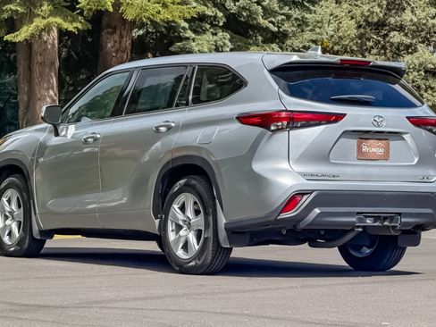Used 2021 Toyota Highlander LE AWD/4WD image 6