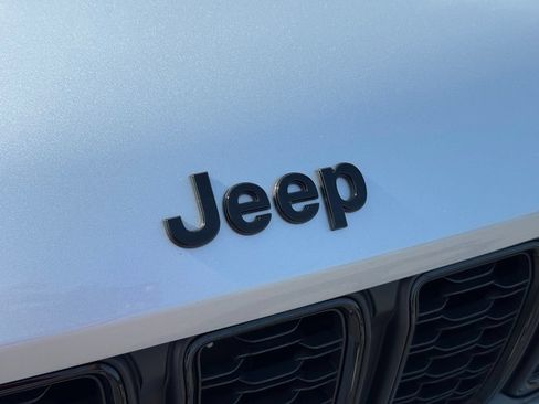 Used 2023 Jeep Grand Cherokee L Laredo RWD image 7