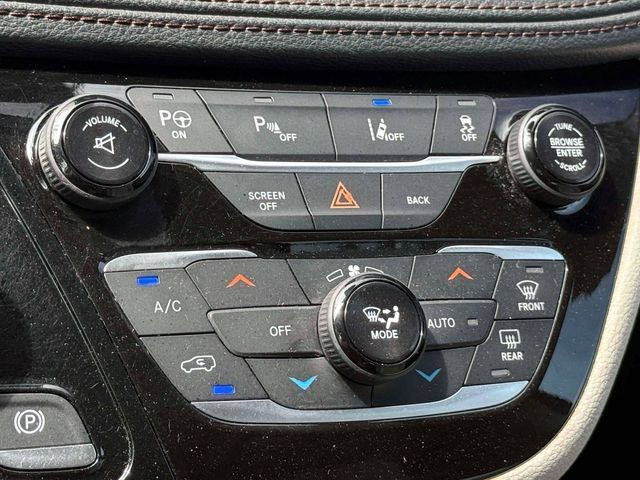 Used 2017 Chrysler Pacifica Limited w/ UConnect Theater Package FWD image 32