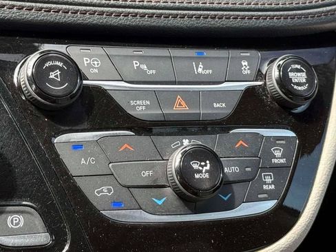 Used 2017 Chrysler Pacifica Limited w/ UConnect Theater Package FWD image 32