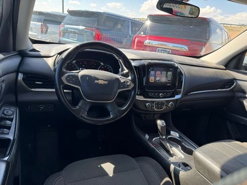 Used 2018 Chevrolet Traverse LT FWD image 3