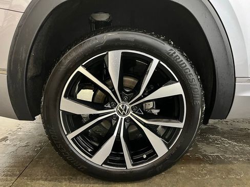 Certified 2025 Volkswagen Atlas SEL Premium R-Line image 32