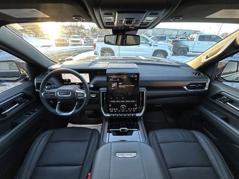Used 2025 GMC Yukon XL Denali w/ Sun & Power Step Package image 4