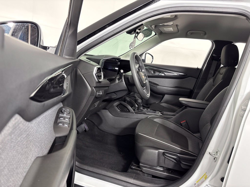 Used 2025 Chevrolet TrailBlazer LT FWD image 23