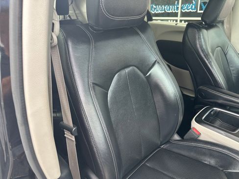 Used 2022 Chrysler Pacifica Touring-L image 9