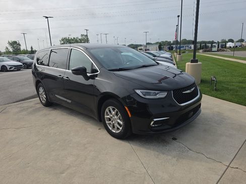 Used 2023 Chrysler Pacifica Touring-L FWD image 3