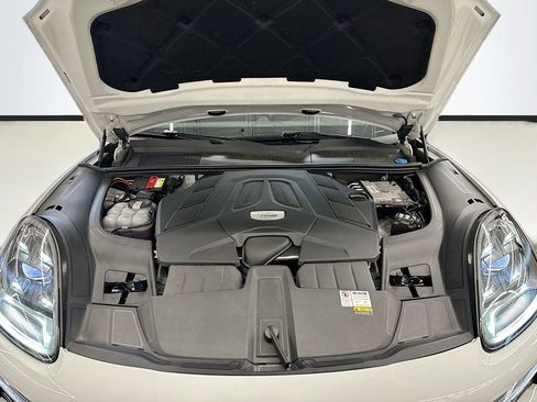 Certified 2022 Porsche Cayenne AWD/4WD image 32