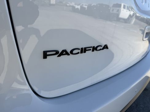 New 2026 Chrysler Pacifica Select image 9
