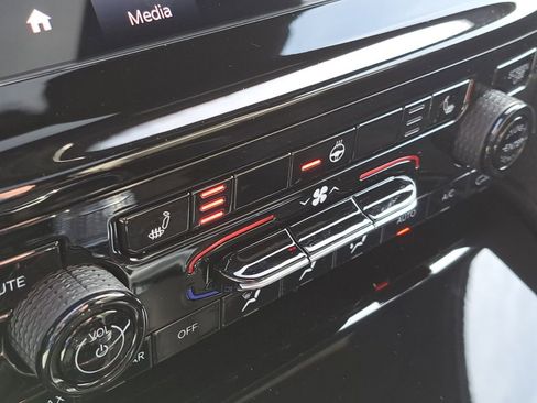 New 2025 Jeep Grand Cherokee L Altitude image 9