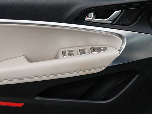 Used 2025 Genesis G70 2.5T image 20