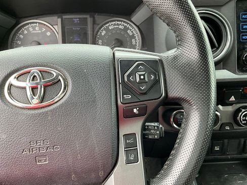 Used 2018 Toyota Tacoma TRD Sport AWD/4WD image 11