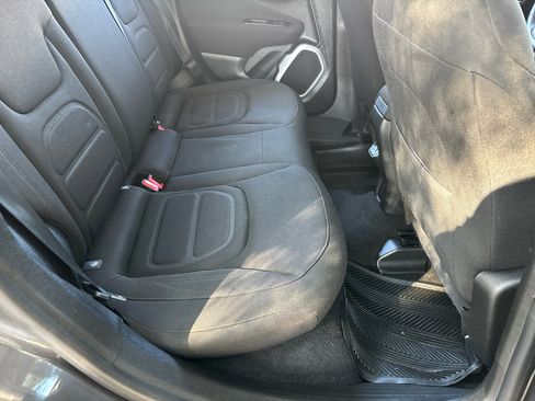 Used 2018 Jeep Renegade Latitude image 22